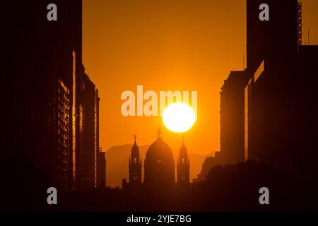 Wunderschöner Sonnenaufgang über der Silhouette der Candelaria-Kirche in der Innenstadt von Rio de Janeiro Stockfoto