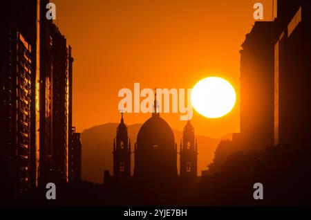 Wunderschöner Sonnenaufgang über der Silhouette der Candelaria-Kirche in der Innenstadt von Rio de Janeiro Stockfoto