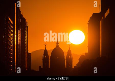 Wunderschöner Sonnenaufgang über der Silhouette der Candelaria-Kirche in der Innenstadt von Rio de Janeiro Stockfoto