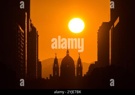 Wunderschöner Sonnenaufgang über der Silhouette der Candelaria-Kirche in der Innenstadt von Rio de Janeiro Stockfoto