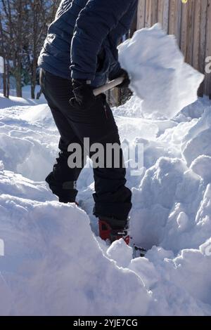 Mann beim Beseitigen von Schnee auf einem Weg. Stockfoto