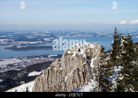 Der Chiemsee, auch Bayerisches Meer genannt, ist mit einer Fläche von 79,9 km² der größte See Bayerns und nach dem See der drittgrößte See Deutschlands Stockfoto