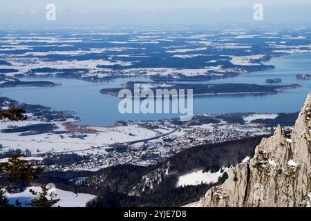 Der Chiemsee, auch Bayerisches Meer genannt, ist mit einer Fläche von 79,9 km² der größte See Bayerns und nach dem See der drittgrößte See Deutschlands Stockfoto