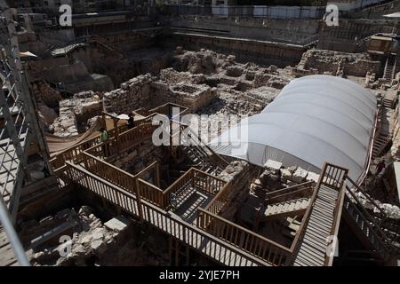 Givati Parkplatz, Ruinen einer Festung, kann hellenistisches Akra sein; mehrstöckiges Gebäude, Mikvehe & Zisternen können Queen Helena's Palace & eine römische Villa sein Stockfoto