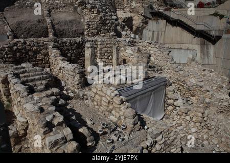 Überreste des Hauses Ahiel in der Stadt Davids, typisches zweistöckiges vier-Zimmer-Haus, das einer reichen Familie aus der Zeit des 1. Tempels gehörte. Stockfoto