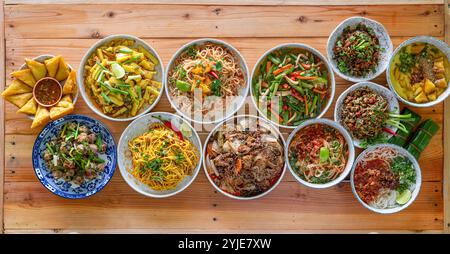 Eine Vielzahl von Tai Yai Essen wird auf dem Tisch im Restaurant serviert und Tai Yai Essen gilt als gesund, weil die meisten Zutaten stammen Stockfoto