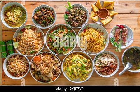 Eine Vielzahl von Tai Yai Essen wird auf dem Tisch im Restaurant serviert und Tai Yai Essen gilt als gesund, weil die meisten Zutaten stammen Stockfoto