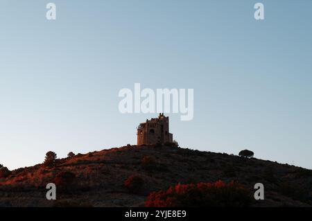 Castillo de la Mota thront auf einem Hügel in Alhaurín el Grande, mit Silhouette vor dem klaren Abendhimmel Stockfoto