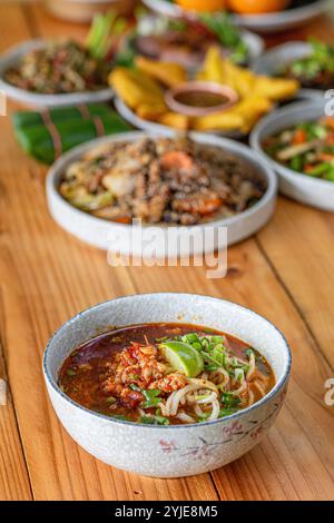 Khao Soi Chiang Tung wird in einer Schüssel mit klebrigen Reisnudeln und einer geschmackvollen Suppe nach Chiang Tung serviert. Das köstliche Khao Soi Chiang Tung i Stockfoto