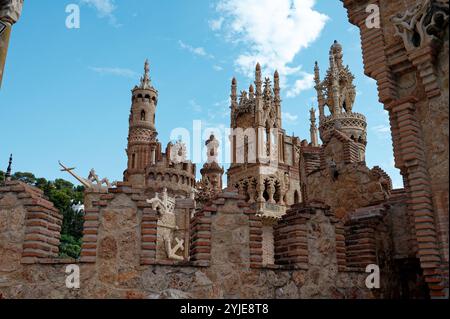 Die komplizierten Türme der Burg Colomares ragen über Steinmauern Stockfoto