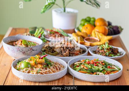 Eine Vielzahl von Tai Yai Essen wird auf dem Tisch im Restaurant serviert und Tai Yai Essen gilt als gesund, weil die meisten Zutaten stammen Stockfoto