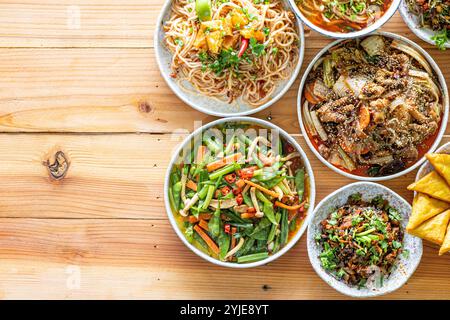 Eine Vielzahl von Tai Yai Essen wird auf dem Tisch im Restaurant serviert und Tai Yai Essen gilt als gesund, weil die meisten Zutaten stammen Stockfoto