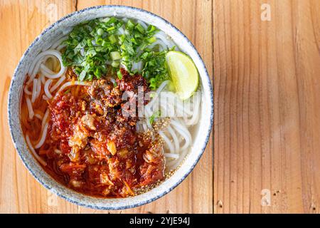 Khao Soi Chiang Tung wird in einer Schüssel mit klebrigen Reisnudeln und einer geschmackvollen Suppe nach Chiang Tung serviert. Das köstliche Khao Soi Chiang Tung i Stockfoto