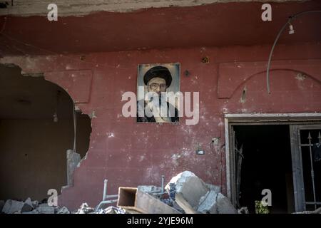 Ein Foto des iranischen Obersten Führers Ali Khamenei, das an der Mauer eines zerstörten Hauses in Saaideh, etwa 16 km von Baalbek entfernt, im östlichen Libanon zu sehen ist. Israel startete ab September 2024 einen der intensivsten Luftangriffe auf den Libanon. Stockfoto