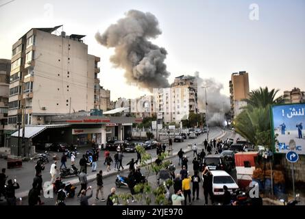 Beirut, Libanon. November 2024. Am Donnerstag, den 14. November 2024, treffen sich die Menschen, während sie einen israelischen Streik auf Beiruts südliche Vororte, Libanon, sehen. Eine Reihe von Luftangriffen traf heute die südlichen Vororte von Beirut, mindestens 3.365 Menschen wurden bei israelischen Angriffen auf den Libanon getötet und 14.344 verletzt, seit der Krieg auf Gaza im vergangenen Oktober begann. Foto: Fadel Itani/UPI Credit: UPI/Alamy Live News Stockfoto