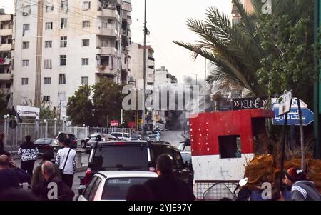 Beirut, Libanon. November 2024. Am Donnerstag, den 14. November 2024, treffen sich die Menschen, während sie einen israelischen Streik auf Beiruts südliche Vororte, Libanon, sehen. Eine Reihe von Luftangriffen traf heute die südlichen Vororte von Beirut, mindestens 3.365 Menschen wurden bei israelischen Angriffen auf den Libanon getötet und 14.344 verletzt, seit der Krieg auf Gaza im vergangenen Oktober begann. Foto: Fadel Itani/UPI Credit: UPI/Alamy Live News Stockfoto