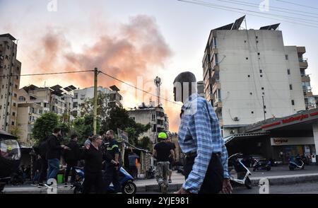 Beirut, Libanon. November 2024. Am Donnerstag, den 14. November 2024, treffen sich die Menschen, während sie einen israelischen Streik auf Beiruts südliche Vororte, Libanon, sehen. Eine Reihe von Luftangriffen traf heute die südlichen Vororte von Beirut, mindestens 3.365 Menschen wurden bei israelischen Angriffen auf den Libanon getötet und 14.344 verletzt, seit der Krieg auf Gaza im vergangenen Oktober begann. Foto: Fadel Itani/UPI Credit: UPI/Alamy Live News Stockfoto