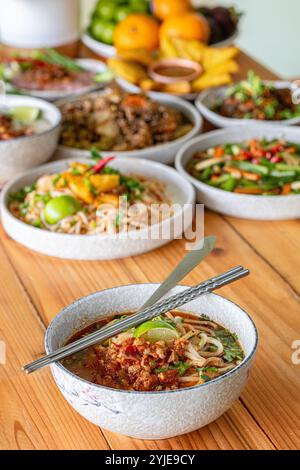 Khao Soi Chiang Tung wird in einer Schüssel mit klebrigen Reisnudeln und einer geschmackvollen Suppe nach Chiang Tung serviert. Das köstliche Khao Soi Chiang Tung i Stockfoto