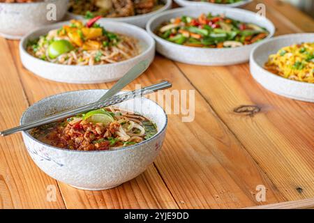 Khao Soi Chiang Tung wird in einer Schüssel mit klebrigen Reisnudeln und einer geschmackvollen Suppe nach Chiang Tung serviert. Das köstliche Khao Soi Chiang Tung i Stockfoto