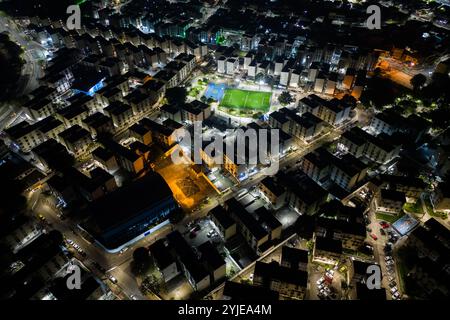 Blick aus der Vogelperspektive auf die gemeinsamen Wohngebäude im Iraja-Viertel in Rio de Janeiro City bei Nacht Stockfoto