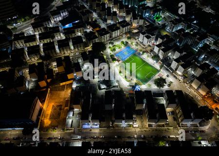 Blick aus der Vogelperspektive auf die gemeinsamen Wohngebäude im Iraja-Viertel in Rio de Janeiro City bei Nacht Stockfoto