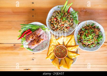 Eine Vielzahl von Tai Yai Essen wird auf dem Tisch im Restaurant serviert und Tai Yai Essen gilt als gesund, weil die meisten Zutaten stammen Stockfoto