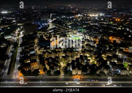 Blick aus der Vogelperspektive auf die gemeinsamen Wohngebäude im Iraja-Viertel in Rio de Janeiro City bei Nacht Stockfoto