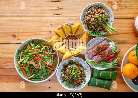 Eine Vielzahl von Tai Yai Essen wird auf dem Tisch im Restaurant serviert und Tai Yai Essen gilt als gesund, weil die meisten Zutaten stammen Stockfoto