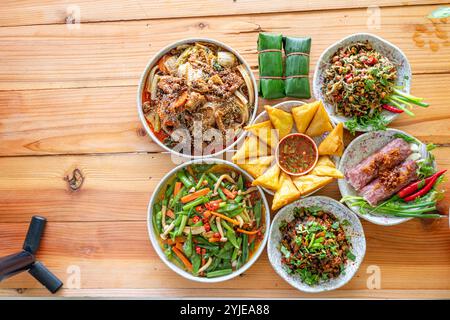 Eine Vielzahl von Tai Yai Essen wird auf dem Tisch im Restaurant serviert und Tai Yai Essen gilt als gesund, weil die meisten Zutaten stammen Stockfoto