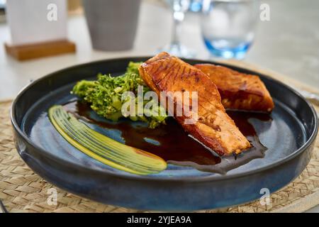 Gegrillter Lachs mit Gemüse im Hotel Stockfoto