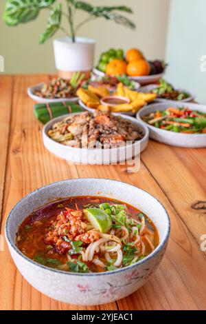 Khao Soi Chiang Tung wird in einer Schüssel mit klebrigen Reisnudeln und einer geschmackvollen Suppe nach Chiang Tung serviert. Das köstliche Khao Soi Chiang Tung i Stockfoto