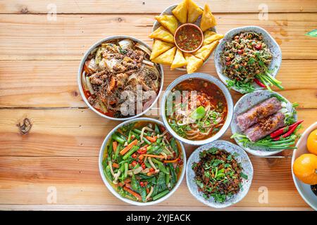 Eine Vielzahl von Tai Yai Essen wird auf dem Tisch im Restaurant serviert und Tai Yai Essen gilt als gesund, weil die meisten Zutaten stammen Stockfoto