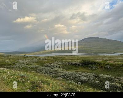 Kleiner Regenbogen über dem Bergfluss Stockfoto
