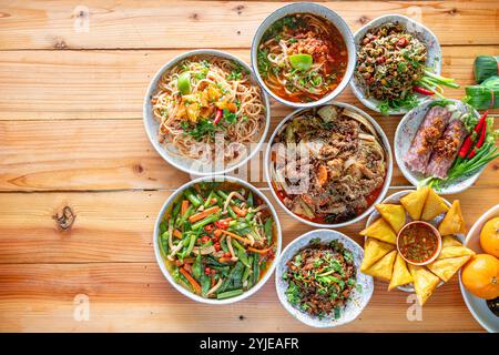 Eine Vielzahl von Tai Yai Essen wird auf dem Tisch im Restaurant serviert und Tai Yai Essen gilt als gesund, weil die meisten Zutaten stammen Stockfoto