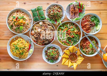 Eine Vielzahl von Tai Yai Essen wird auf dem Tisch im Restaurant serviert und Tai Yai Essen gilt als gesund, weil die meisten Zutaten stammen Stockfoto