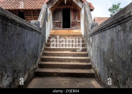 Alte Steintreppen im Padmanabhapuram Palace, Tamil Nadu, Indien. Stockfoto