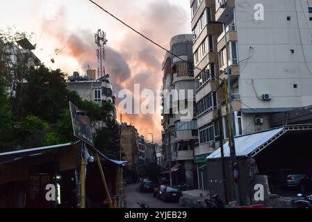 Beirut, Libanon. November 2024. Am Donnerstag, den 14. November 2024, treffen sich die Menschen, während sie einen israelischen Streik auf Beiruts südliche Vororte, Libanon, sehen. Eine Reihe von Luftangriffen traf heute die südlichen Vororte von Beirut, mindestens 3.365 Menschen wurden bei israelischen Angriffen auf den Libanon getötet und 14.344 verletzt, seit der Krieg auf Gaza im vergangenen Oktober begann. Foto: Fadel Itani/UPI Credit: UPI/Alamy Live News Stockfoto