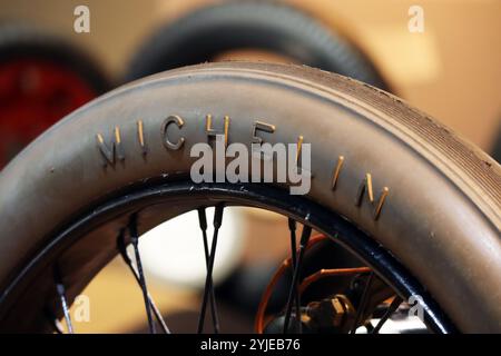 Michelin-Vintage-Reifen in ihrem Museum in Clermont-Ferrand Stockfoto