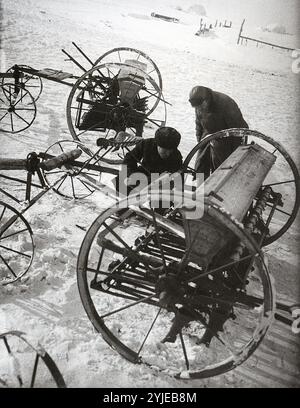 Vorbereitung von Maschinen zur Aussaat in einem Sammelbetrieb. Museum: Moskauer Fotomuseum (Haus der Fotografie). Autor: Iwan Michailowitsch Schagin. Copyright: Dieses Bildmaterial ist nicht gemeinfreie Inhalte. Es liegt in Ihrer Verantwortung, vor der Veröffentlichung alle erforderlichen Genehmigungen Dritter vom Urheberrechtler in Ihrem Land einzuholen. Stockfoto