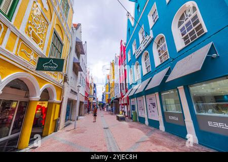 Pulsierende Einkaufsstraße in Willemstad, Curacao, mit farbenfrohen Gebäuden im niederländischen Stil und bummelnden Touristen. Willemstad. Curacao. Stockfoto