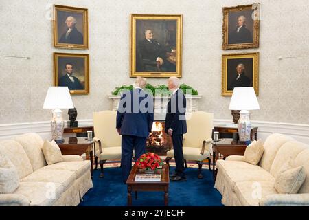 Washington, Usa. November 2024. U. US-Präsident Joe Biden, rechts, zeigt dem designierten Präsidenten Donald Trump während eines bilateralen Treffens im Oval Office des Weißen Hauses am 13. November 2024 in Washington, DC Credit: Oliver Contreras/White House Photo/Alamy Live News Stockfoto