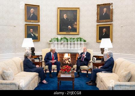 Washington, Usa. November 2024. U. US-Präsident Joe Biden, 2. Rechts, spricht mit dem designierten Präsidenten Donald Trump, 2. Links, der zukünftigen Stabschef Susie Wiles, links, und dem derzeitigen Stabschef Jeff Zients, rechts, während eines Übergangstreffens im Oval Office des Weißen Hauses am 13. November 2024 in Washington, DC Credit: Adam Schultz/White House Photo/Alamy Live News Stockfoto