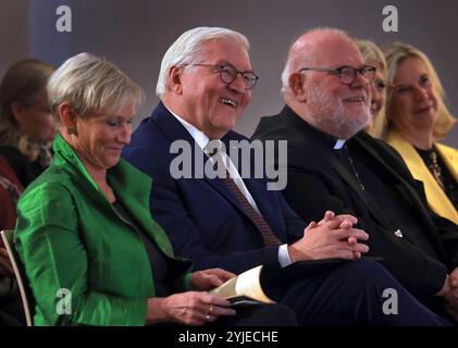 München, Deutschland. November 2024. Kirsten Fehrs (l-r), Bischof und jetzige Vorsitzende des EKD-Rates, Frank-Walter Steinmeier (SPD), Bundespräsident Reinhard Marx, Kardinal und Vorsitzender der Journalismuskommission der Deutschen Bischofskonferenz, Ulrike scharf, Bayerische Staatsministerin für Familie, Arbeit und Soziales (CSU), Katja Wildermuth, Direktorin des Bayerischen Rundfunks, sitzen in der Markuskirche bei der Feierlichkeiten zum 70-Feier des Kirchenprogramms „das Wort“. Quelle: Karl-Josef Hildenbrand/dpa/Alamy Live News Stockfoto