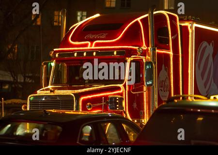 Coca-Cola Santa Claus Silvester und Weihnachtswagen bei einer öffentlichen Abendveranstaltung; Österreich, Wien, 5. Dezember 2023. Stockfoto