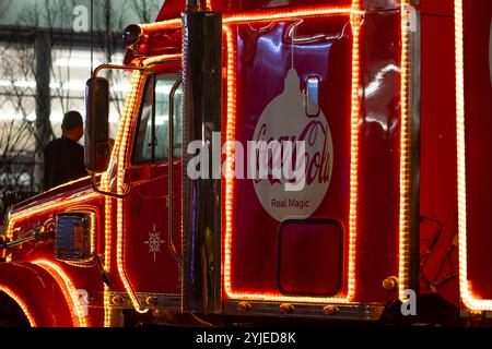 Coca-Cola Santa Claus Silvester und Weihnachtswagen bei einer öffentlichen Abendveranstaltung; Österreich, Wien, 5. Dezember 2023. Stockfoto