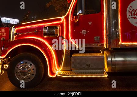 Coca-Cola Santa Claus Silvester und Weihnachtswagen bei einer öffentlichen Abendveranstaltung; Österreich, Wien, 5. Dezember 2023. Stockfoto