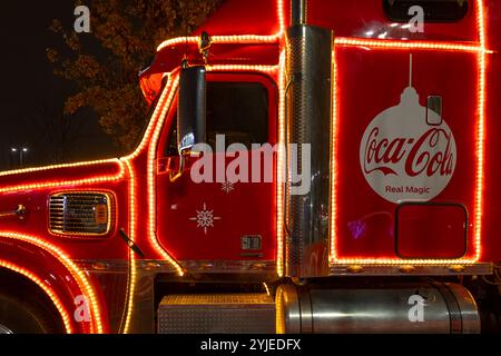 Coca-Cola Santa Claus Silvester und Weihnachtswagen bei einer öffentlichen Abendveranstaltung; Österreich, Wien, 5. Dezember 2023. Stockfoto