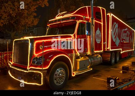 Coca-Cola Santa Claus Silvester und Weihnachtswagen bei einer öffentlichen Abendveranstaltung; Österreich, Wien, 5. Dezember 2023. Stockfoto