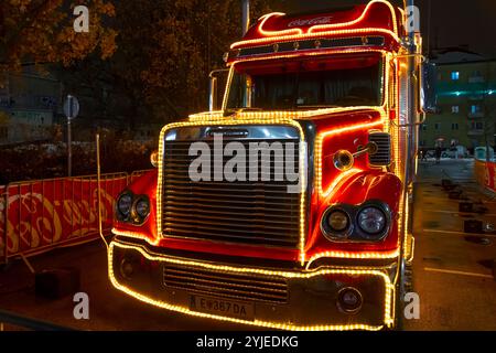 Coca-Cola Santa Claus' berühmter Silvester- und Weihnachtsroter Coca-Cola Truck, Abendveranstaltung; Österreich, Wien, 5. Dezember, 2023. Stockfoto