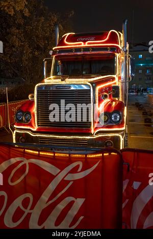 Silvester und Weihnachtsmann Coca-Cola Weihnachtswagen, Vorderansicht, öffentliche Veranstaltung am Abend; Österreich, Wien, Dezember 2023. Stockfoto